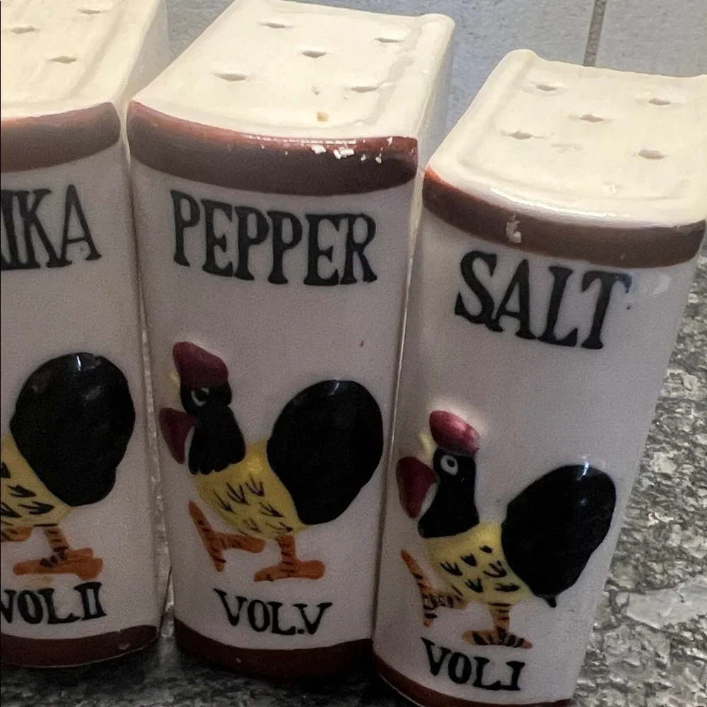 VINTAGE RARE Rooster Spice Shaker Set - ceramic 1940’s-1950’s. ADORABLE